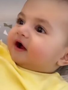 Adorable bebé cautiva con una conmovedora sonrisa