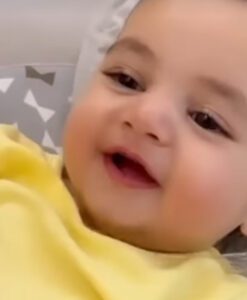 Adorable bebé cautiva con una conmovedora sonrisa