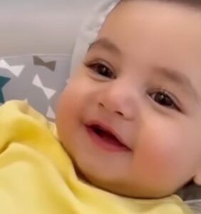 Adorable bebé cautiva con una conmovedora sonrisa