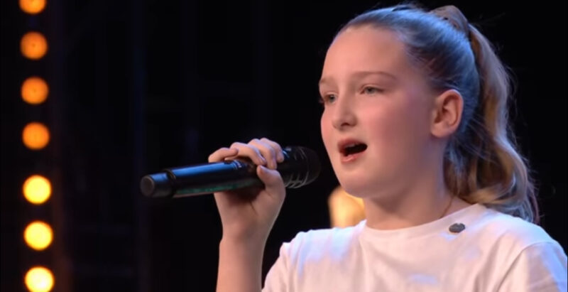 Este es un incidente increíble en la historia. ¡Simon Cowell rompe a LÁGRIMAS cuando escuchó actuar a este niño!