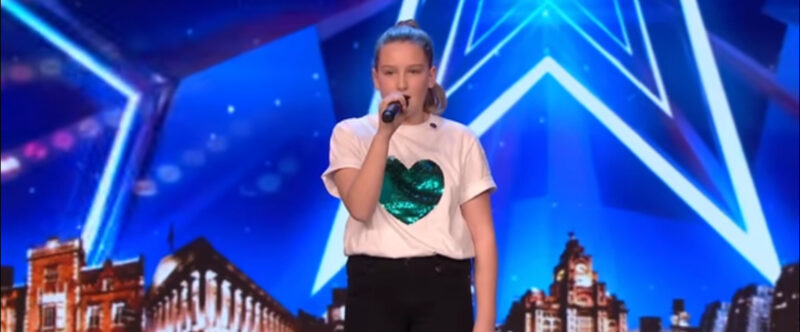 Este es un incidente increíble en la historia. ¡Simon Cowell rompe a LÁGRIMAS cuando escuchó actuar a este niño!