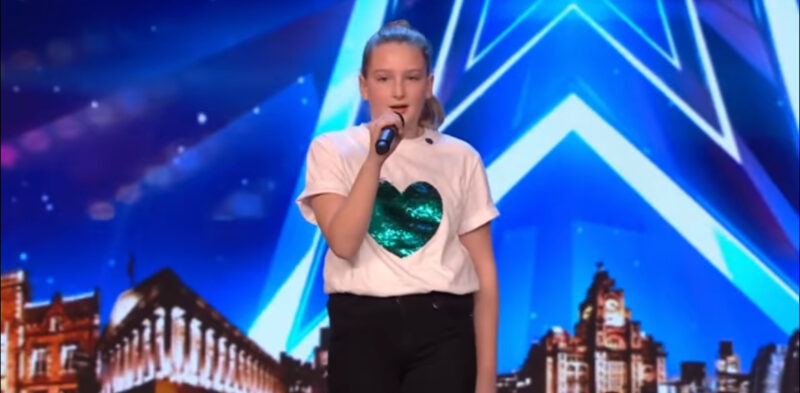 Este es un incidente increíble en la historia. ¡Simon Cowell rompe a LÁGRIMAS cuando escuchó actuar a este niño!