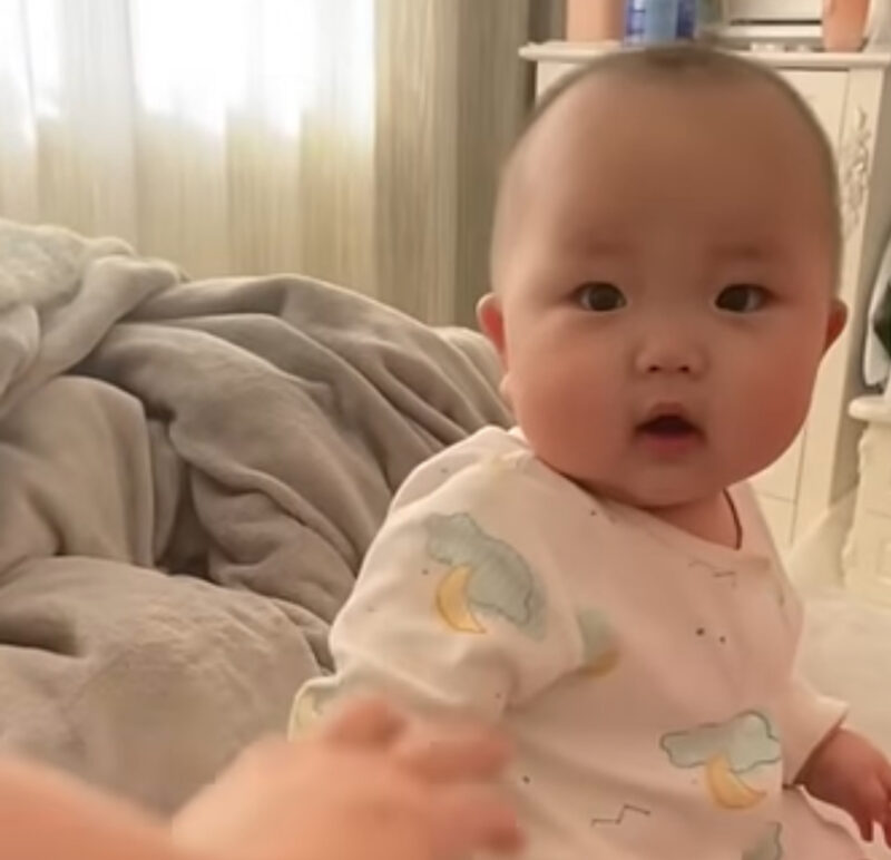 Nada es más pura y linda que una pequeña bebé sonriente