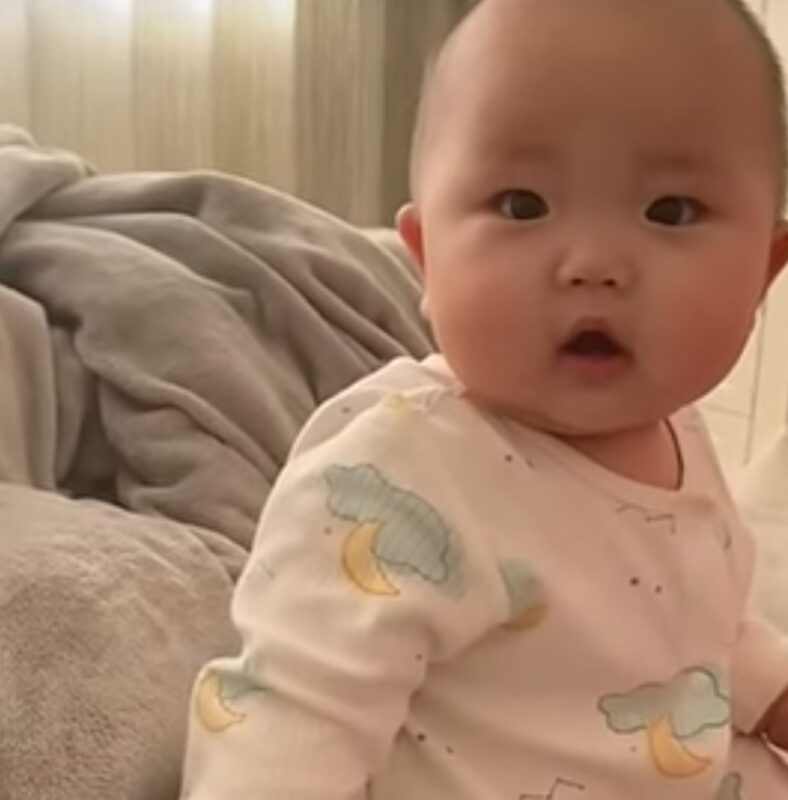 Nada es más pura y linda que una pequeña bebé sonriente