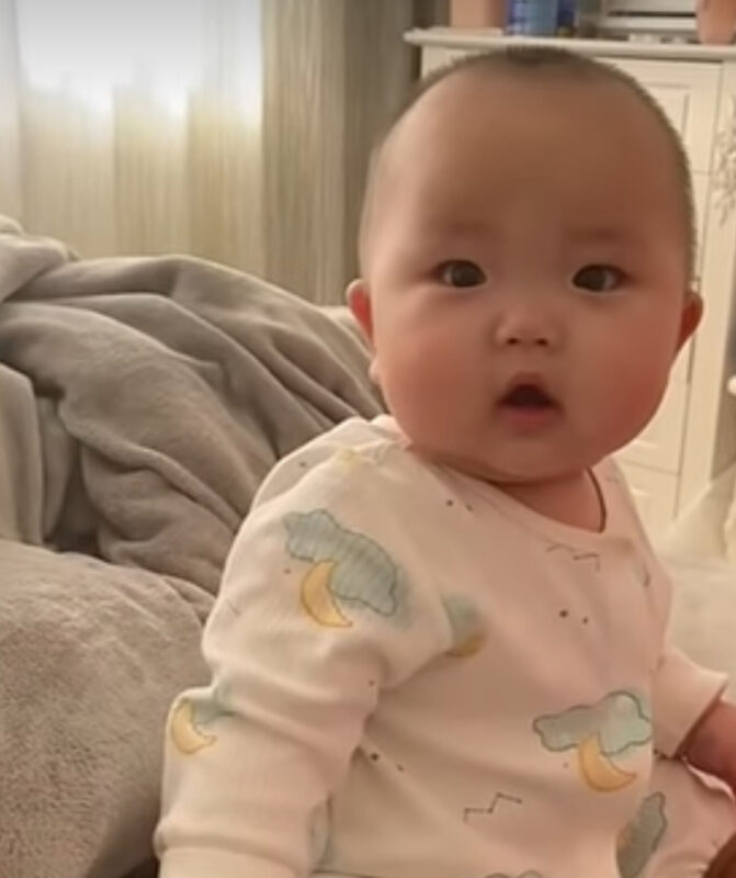Nada es más pura y linda que una pequeña bebé sonriente