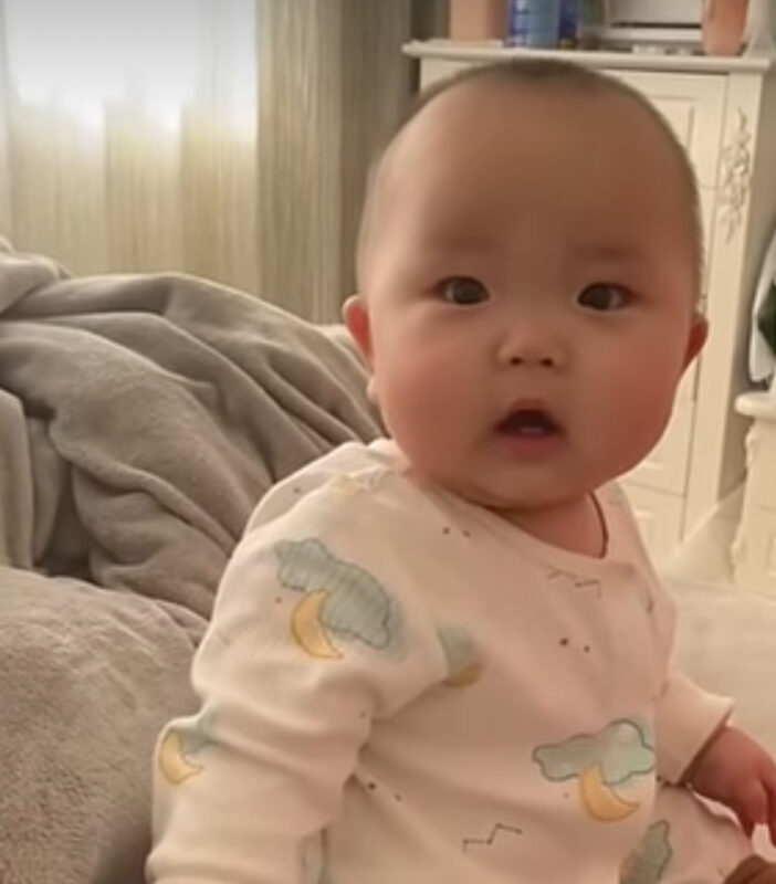 Nada es más pura y linda que una pequeña bebé sonriente