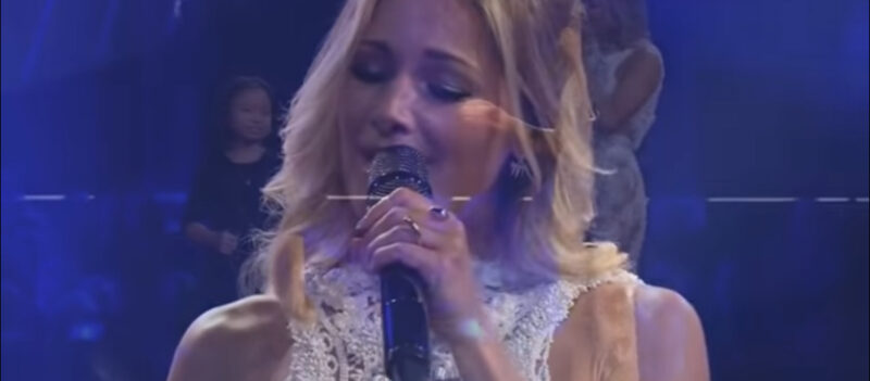 La superestrella le pide a una niña que cante “You Raise Me Up”. Segundos después, la niña derriba la casa.