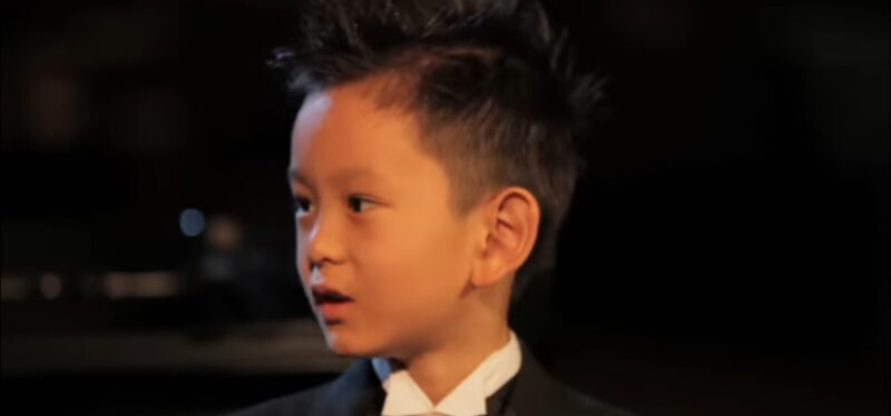 Un niño prodigio del piano de 5 años toca para una abuela de 101 años, su petición final lo hace llorar.