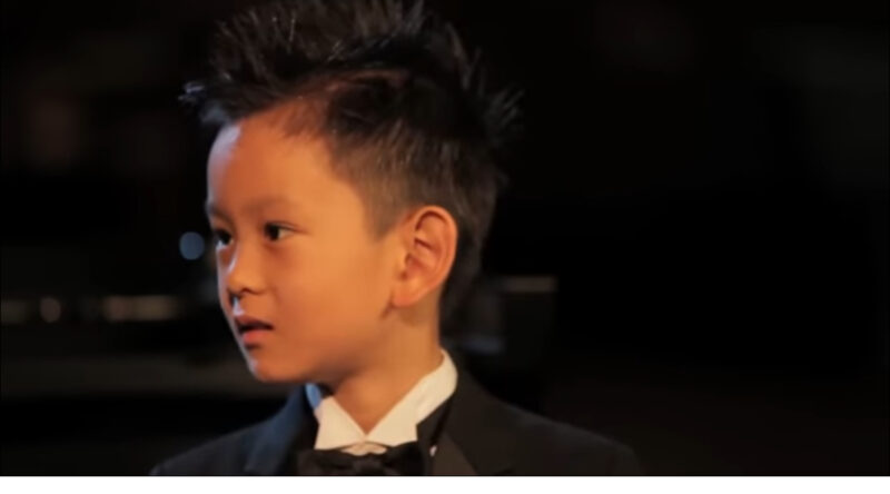 Un niño prodigio del piano de 5 años toca para una abuela de 101 años, su petición final lo hace llorar.