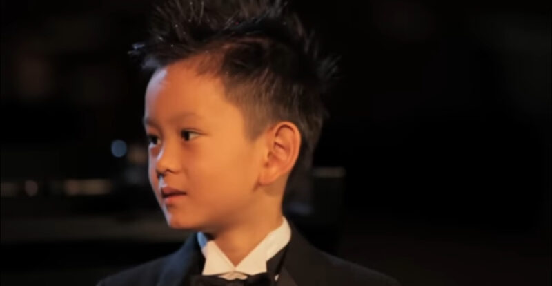 Un niño prodigio del piano de 5 años toca para una abuela de 101 años, su petición final lo hace llorar.