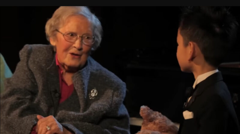 Un niño prodigio del piano de 5 años toca para una abuela de 101 años, su petición final lo hace llorar.