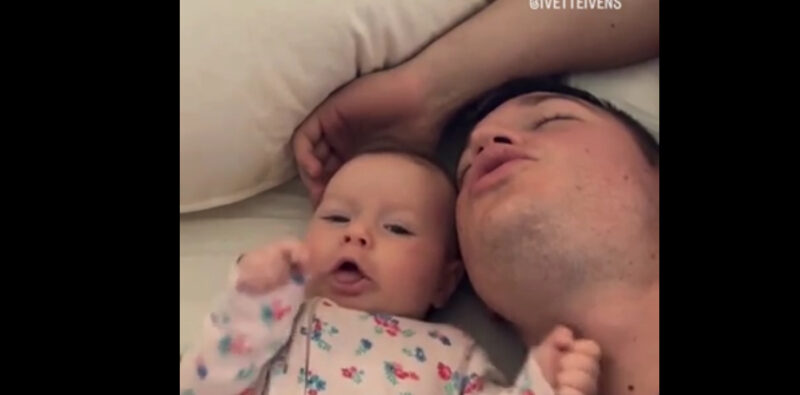 ¡Dúo papá-hija! La adorable imitación del bebé derrite el corazón de sus padres.