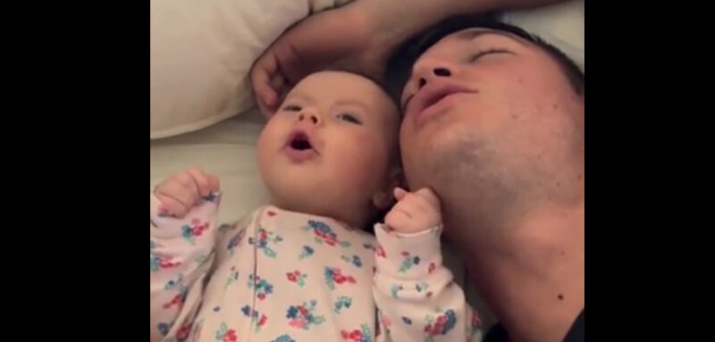 ¡Dúo papá-hija! La adorable imitación del bebé derrite el corazón de sus padres.