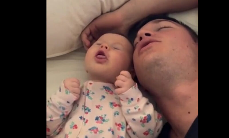 ¡Dúo papá-hija! La adorable imitación del bebé derrite el corazón de sus padres.