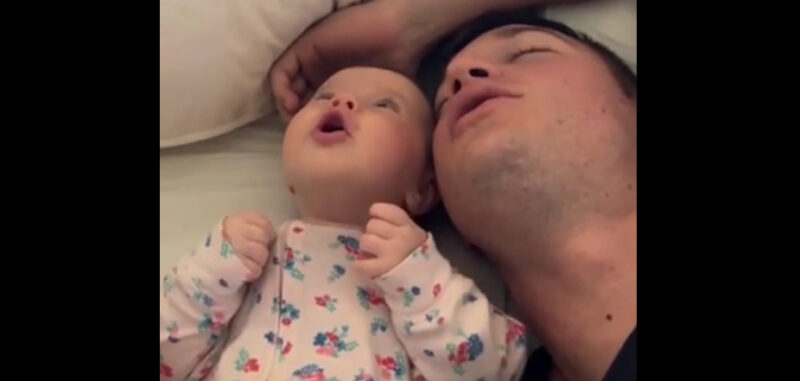 ¡Dúo papá-hija! La adorable imitación del bebé derrite el corazón de sus padres.