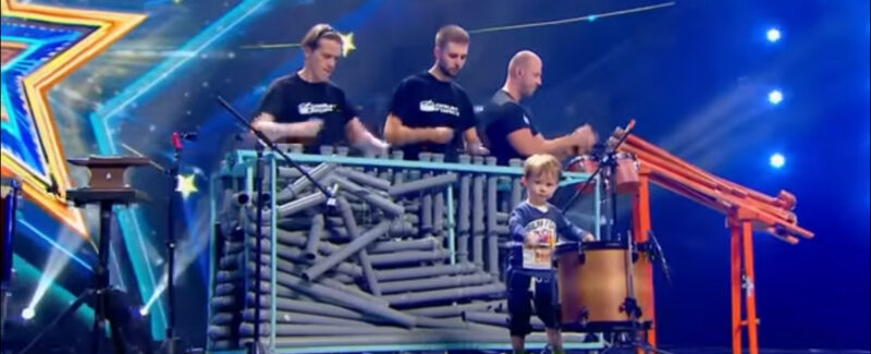 Este es un raro milagro en la historia. El pequeño canta y juega de tal manera que los jueces se arrodillan ante él.