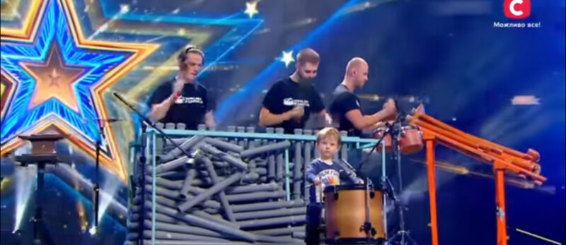 Este es un raro milagro en la historia. El pequeño canta y juega de tal manera que los jueces se arrodillan ante él.
