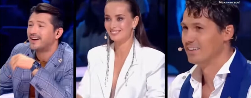 Este es un raro milagro en la historia. El pequeño canta y juega de tal manera que los jueces se arrodillan ante él.