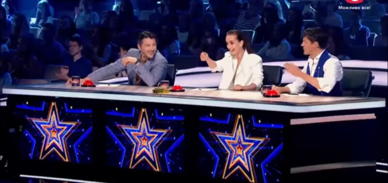 Este es un raro milagro en la historia. El pequeño canta y juega de tal manera que los jueces se arrodillan ante él.