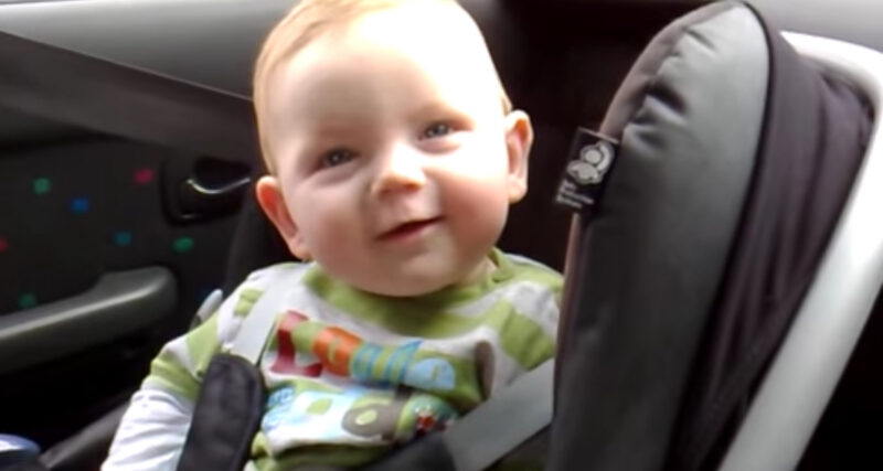 Bebé gana 7 millones de visitas tratando adorablemente con todas sus fuerzas de mantenerse despierto
