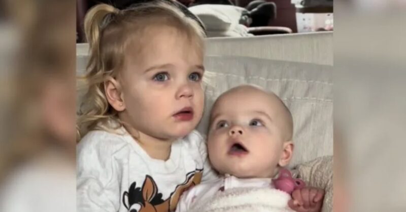 Mamá captura la conmovedora interacción entre el niño pequeño y su hermanita mientras mira a la Sra. Rachel