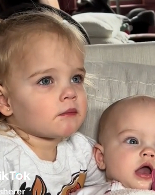 Mamá captura la conmovedora interacción entre el niño pequeño y su hermanita mientras mira a la Sra. Rachel