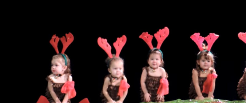 Pequeños bailarines disfrazados de renos impresionan al público con su baile navideño