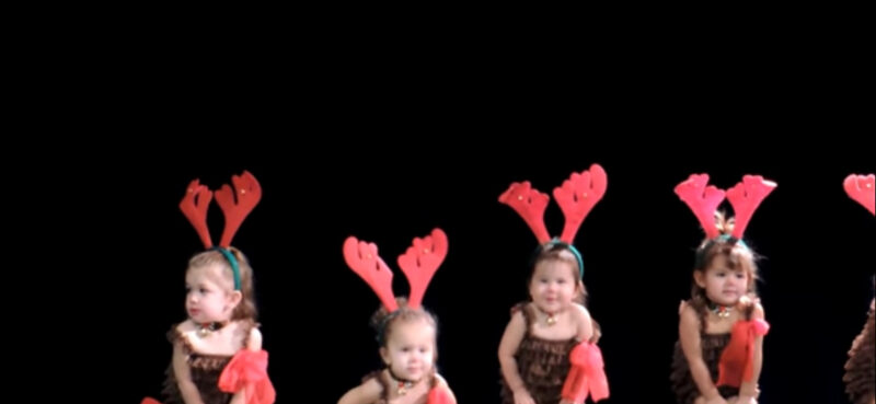Pequeños bailarines disfrazados de renos impresionan al público con su baile navideño