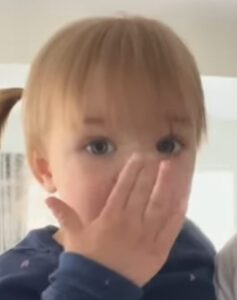 Nana y papá hacen una visita sorpresa: la reacción del niño pequeño derretirá tu corazón