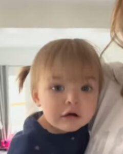 Nana y papá hacen una visita sorpresa: la reacción del niño pequeño derretirá tu corazón
