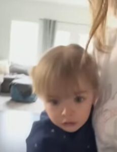Nana y papá hacen una visita sorpresa: la reacción del niño pequeño derretirá tu corazón