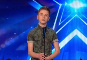 Kerr, de 12 años, sueña con llegar a ser tan grande como Freddie Mercury y con su actuación conmovedora y apasionada.