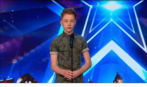 Kerr, de 12 años, sueña con llegar a ser tan grande como Freddie Mercury y con su actuación conmovedora y apasionada.