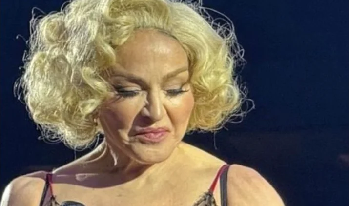Los fanáticos quedaron en shock por la nueva apariencia del cantante durante el reciente concierto.