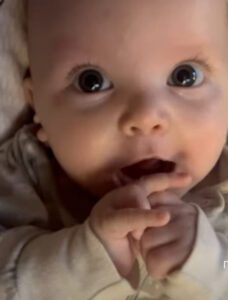 La pequeña Hailey hablando con papá. Y luego sucedió lo inesperado.