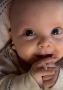 La pequeña Hailey hablando con papá. Y luego sucedió lo inesperado.