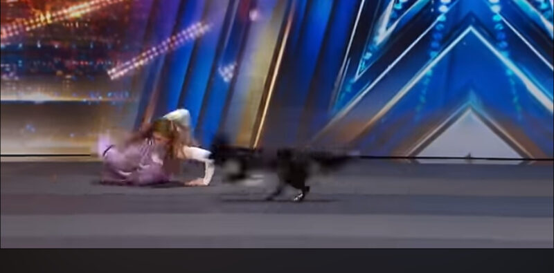 Esto nunca antes había sucedido en la historia, Simon Cowell rompe en LÁGRIMAS cuando la niña comenzó a cantar, toda la multitud se quedó sin aliento.