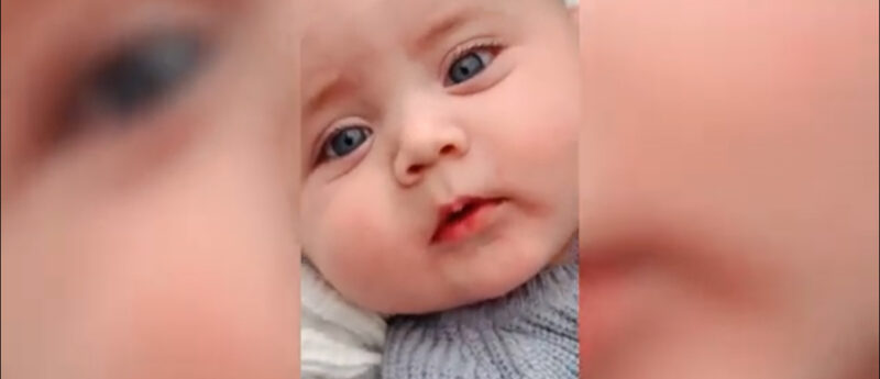 Qué tipo más divertido: la cautivadora sonrisa del bebé alegra el día