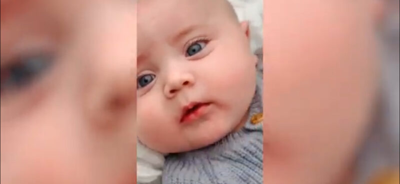 Qué tipo más divertido: la cautivadora sonrisa del bebé alegra el día
