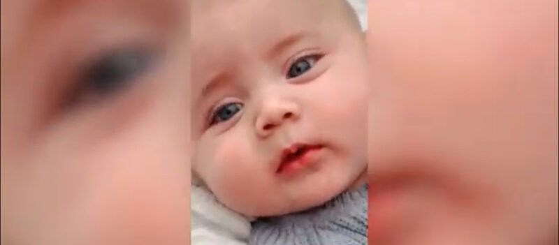 Qué tipo más divertido: la cautivadora sonrisa del bebé alegra el día