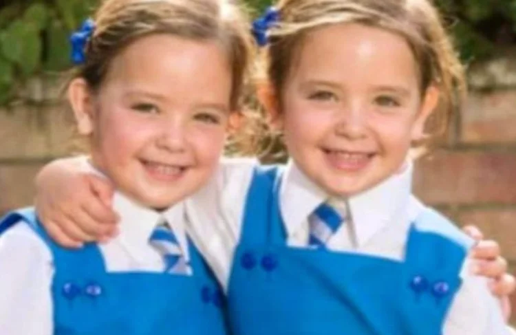 Llegó a casa y les dijo a sus padres que había hecho una nueva amiga en la escuela: cuando vieron la foto, sus padres se quedaron paralizados y llamaron al 911 de inmediato.