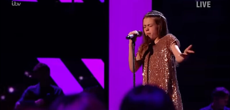 La superestrella le pide a una pequeña que cante “You Raise Me Up”: Segundos después, la niña derriba la casa