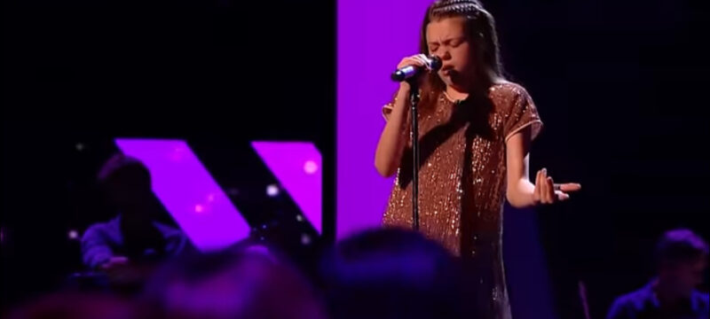 La superestrella le pide a una pequeña que cante “You Raise Me Up”: Segundos después, la niña derriba la casa