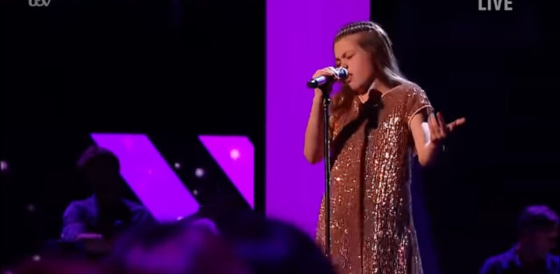 La superestrella le pide a una pequeña que cante “You Raise Me Up”: Segundos después, la niña derriba la casa