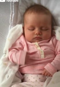 ¡Momento conmovedor! Imágenes conmovedoras de una hermosa niña despertando.