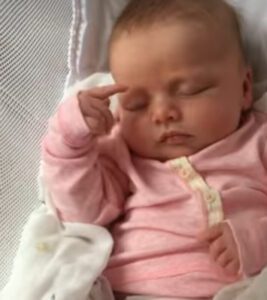 ¡Momento conmovedor! Imágenes conmovedoras de una hermosa niña despertando.