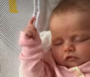 ¡Momento conmovedor! Imágenes conmovedoras de una hermosa niña despertando.