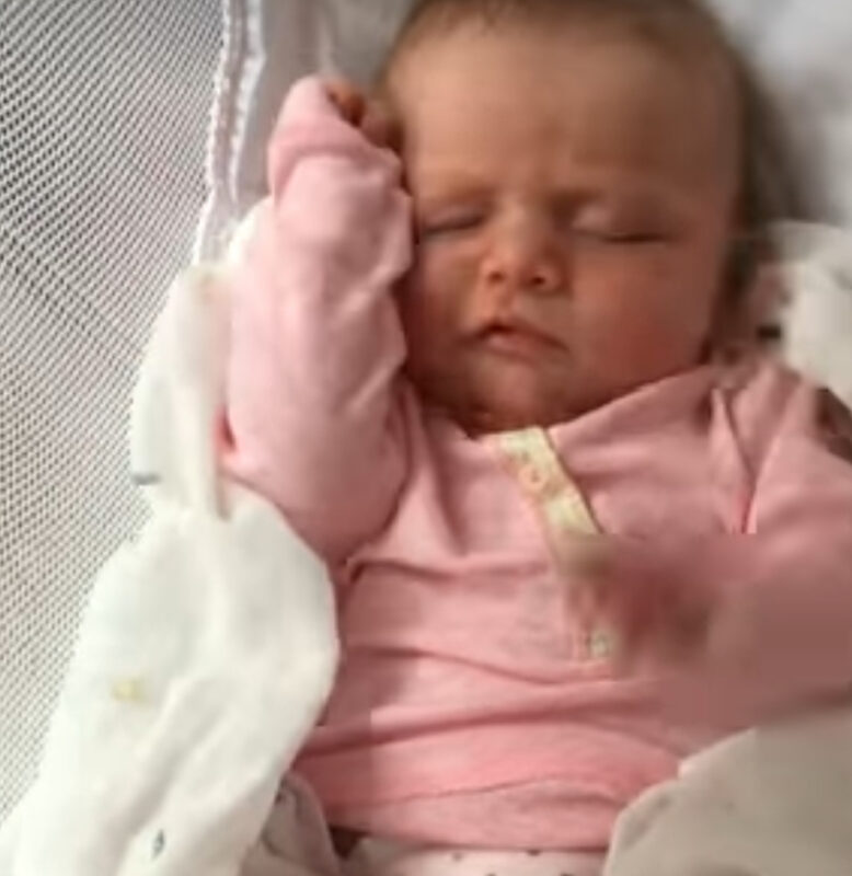 ¡Momento conmovedor! Imágenes conmovedoras de una hermosa niña despertando.