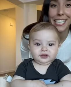 ¡Sus ojos siempre sonrientes! El pequeño bebé que se mira en la pantalla le hace feliz