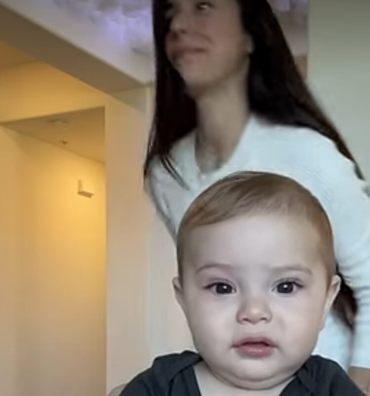 ¡Sus ojos siempre sonrientes! El pequeño bebé que se mira en la pantalla le hace feliz